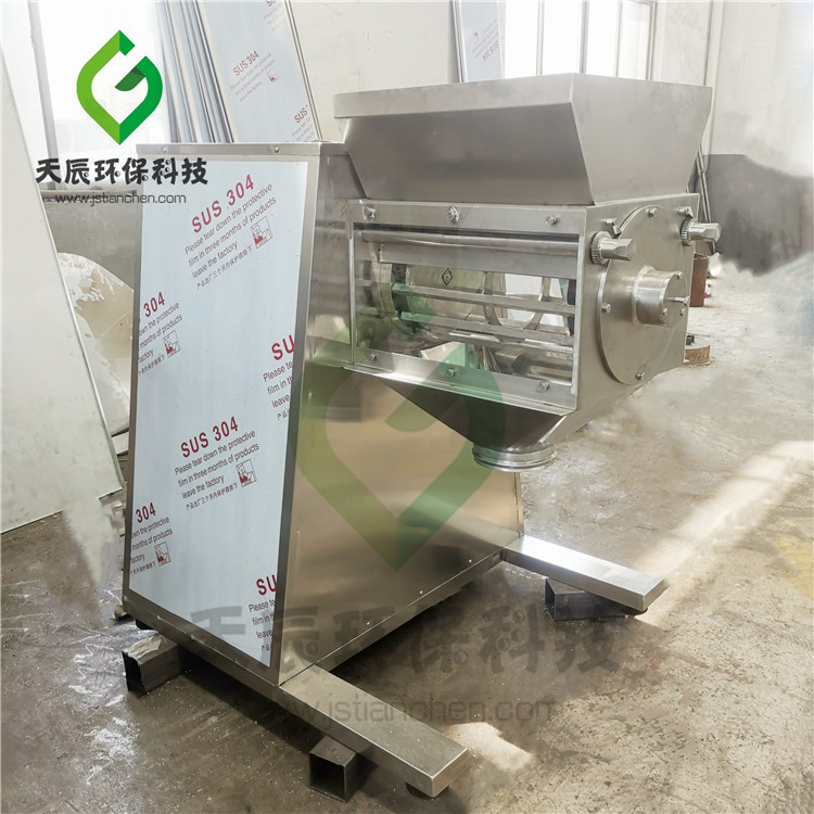 福建客户YK-320型摇摆式颗粒机的待装发货现场