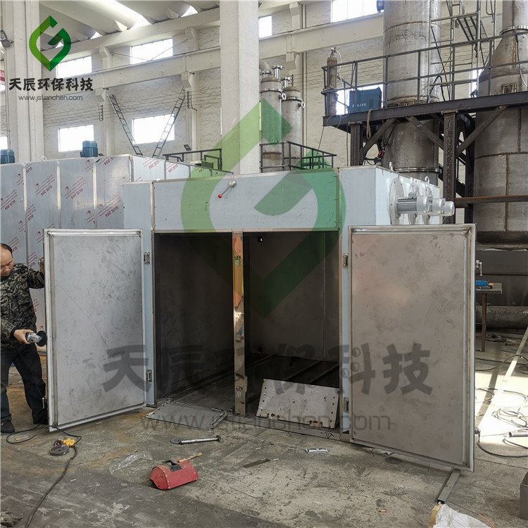 2台小型非标热风循环烘箱的生产现场