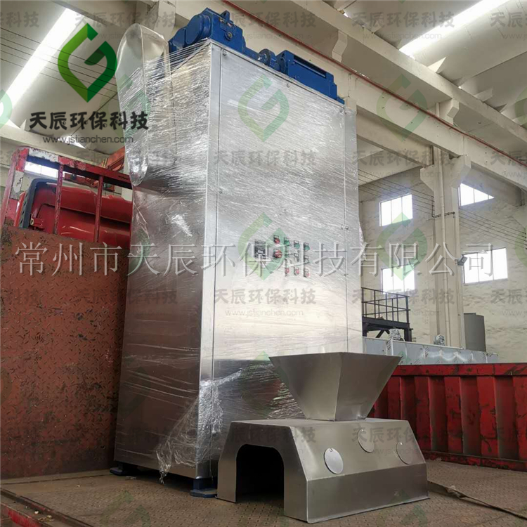 福建客户GZL-240型干法辊压造粒机的发货现场